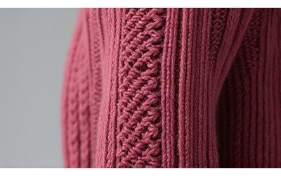 Moderne tolkning av Aran-mønster på et minimalistisk plagg i utendørs miljø