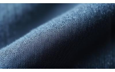 Nært bilde av et moderne plagg med færøyskinspirert fiskertrøye i teknisk garn