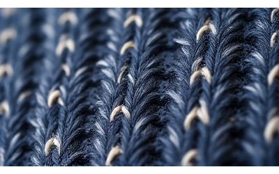 Nært bilde av en færøysk fiskertrøye med tykk ribbestrikk og nautiske detaljer