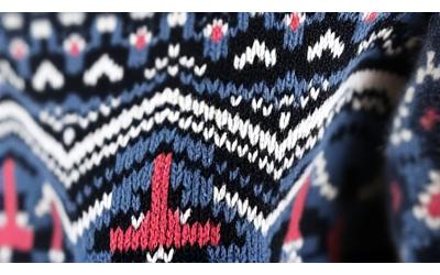 Nært bilde av en tradisjonell Setesdal-genser med klassiske farger og mønstre