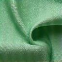 Nærbilde av en tekstilvev med myke, naturlige fibre i grønntoner